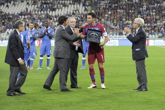 Buffon premiato dal presidente federale Giancarlo Abete riceve la stretta di mano di Demetrio Albertini, vicepresidente federale. Afp